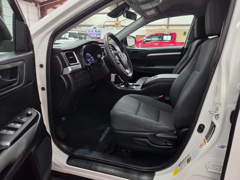 2019 Toyota Highlander LE 3rd Row 3.5L V6 Camera Michelin Tires FREE WARRANTY Call (682)587-6288 Arlington TX