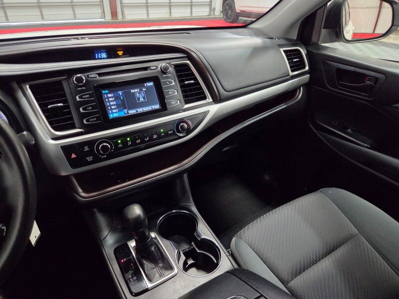 2019 Toyota Highlander LE 3rd Row 3.5L V6 Camera Michelin Tires FREE WARRANTY Call (682)587-6288 Arlington TX