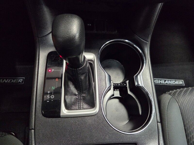 2019 Toyota Highlander LE 3rd Row 3.5L V6 Camera Michelin Tires FREE WARRANTY Call (682)587-6288 Arlington TX