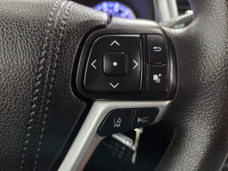 2019 Toyota Highlander LE 3rd Row 3.5L V6 Camera Michelin Tires FREE WARRANTY Call (682)587-6288 Arlington TX