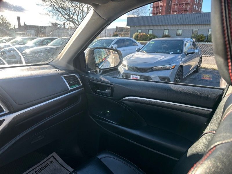 2019 Toyota Highlander SE Worcester MA