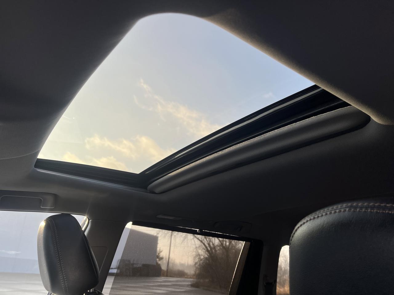 2019 Toyota Highlander XLE AWD V6 w/Sunroof Nav HeatedLeatherSeats Saukville WI