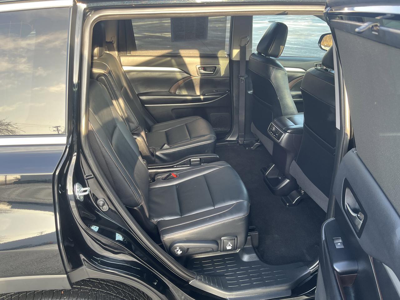 2019 Toyota Highlander XLE AWD V6 w/Sunroof Nav HeatedLeatherSeats Saukville WI