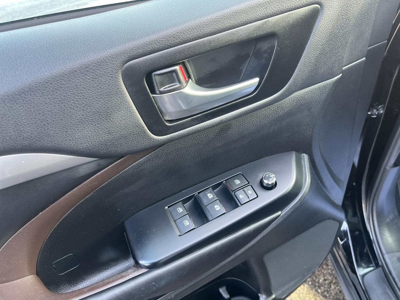 2019 Toyota Highlander XLE AWD V6 w/Sunroof Nav HeatedLeatherSeats Saukville WI