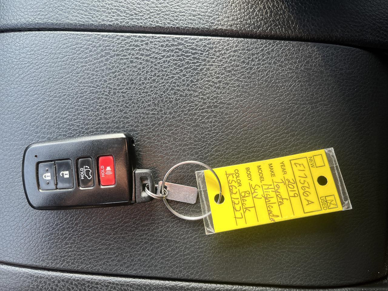 2019 Toyota Highlander XLE AWD V6 w/Sunroof Nav HeatedLeatherSeats Saukville WI