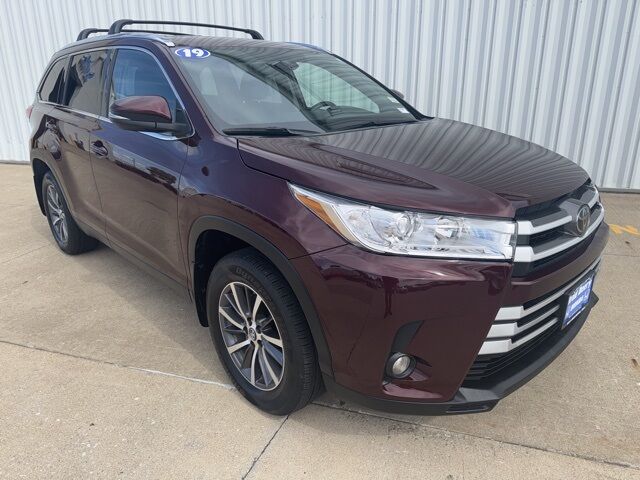 2019 Toyota Highlander XLE photo 2