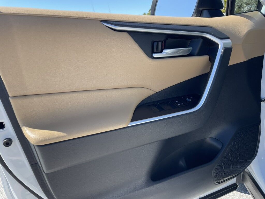 2019 Toyota RAV4 HYBRID XLE~1 OWNER~SUNROOF~APPLE CARPLAY~ONLINE FINANCE AND SHIPPING AVAILABLE!!! Sarasota FL