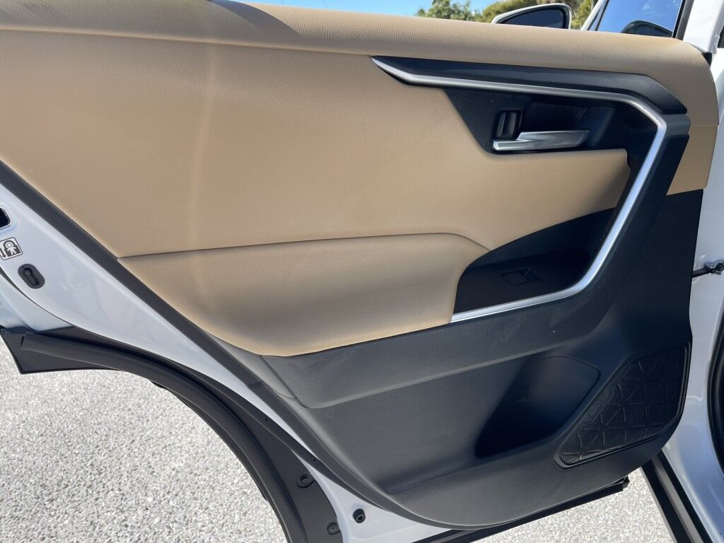 2019 Toyota RAV4 HYBRID XLE~1 OWNER~SUNROOF~APPLE CARPLAY~ONLINE FINANCE AND SHIPPING AVAILABLE!!! Sarasota FL