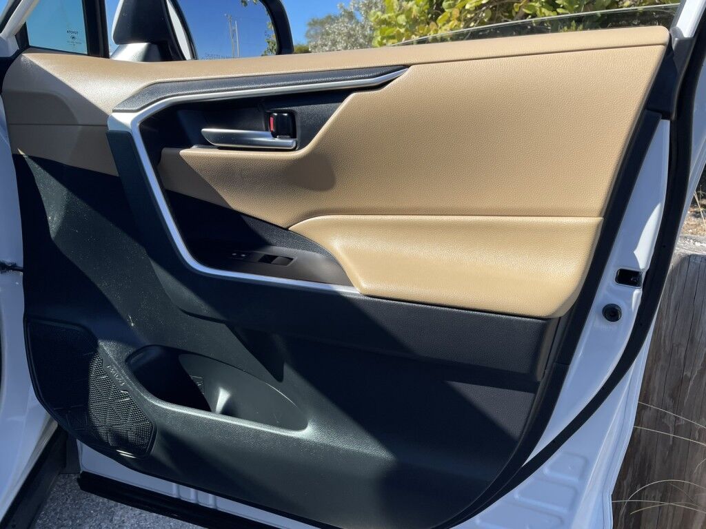 2019 Toyota RAV4 HYBRID XLE~1 OWNER~SUNROOF~APPLE CARPLAY~ONLINE FINANCE AND SHIPPING AVAILABLE!!! Sarasota FL