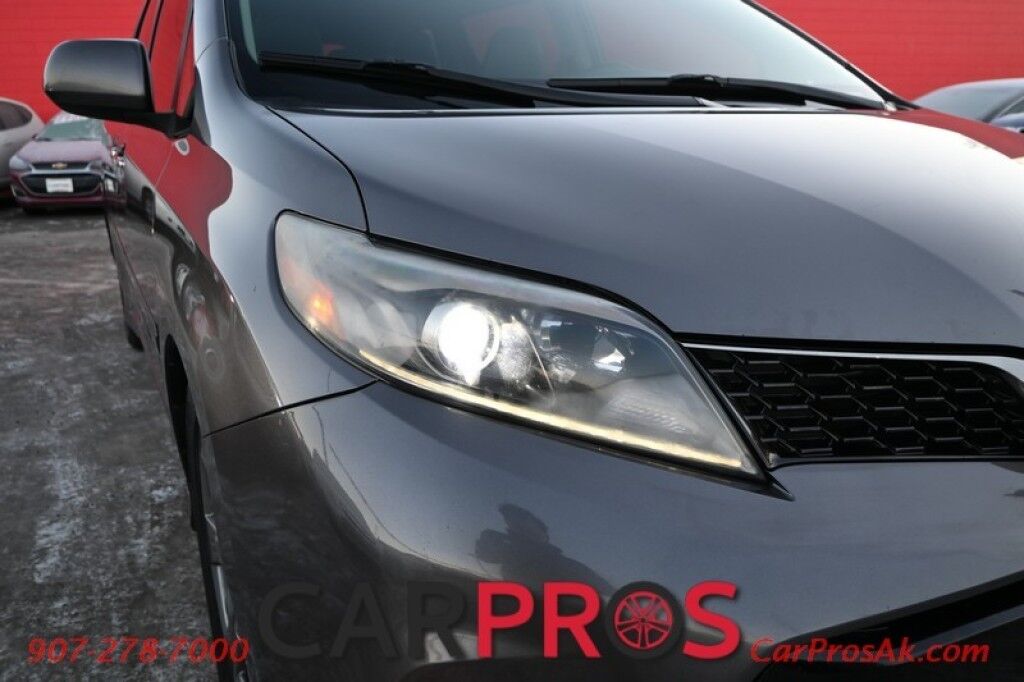 2019 Toyota Sienna SE - 3.5L V6 - Power & Heated Leather Seats - 3rd Row - Seats 8 - Navigation - Bluetooth - Backup Camera - Rear Entertainment - Sunroof - Tow Package - Keyless Entry & Start Anchorage AK