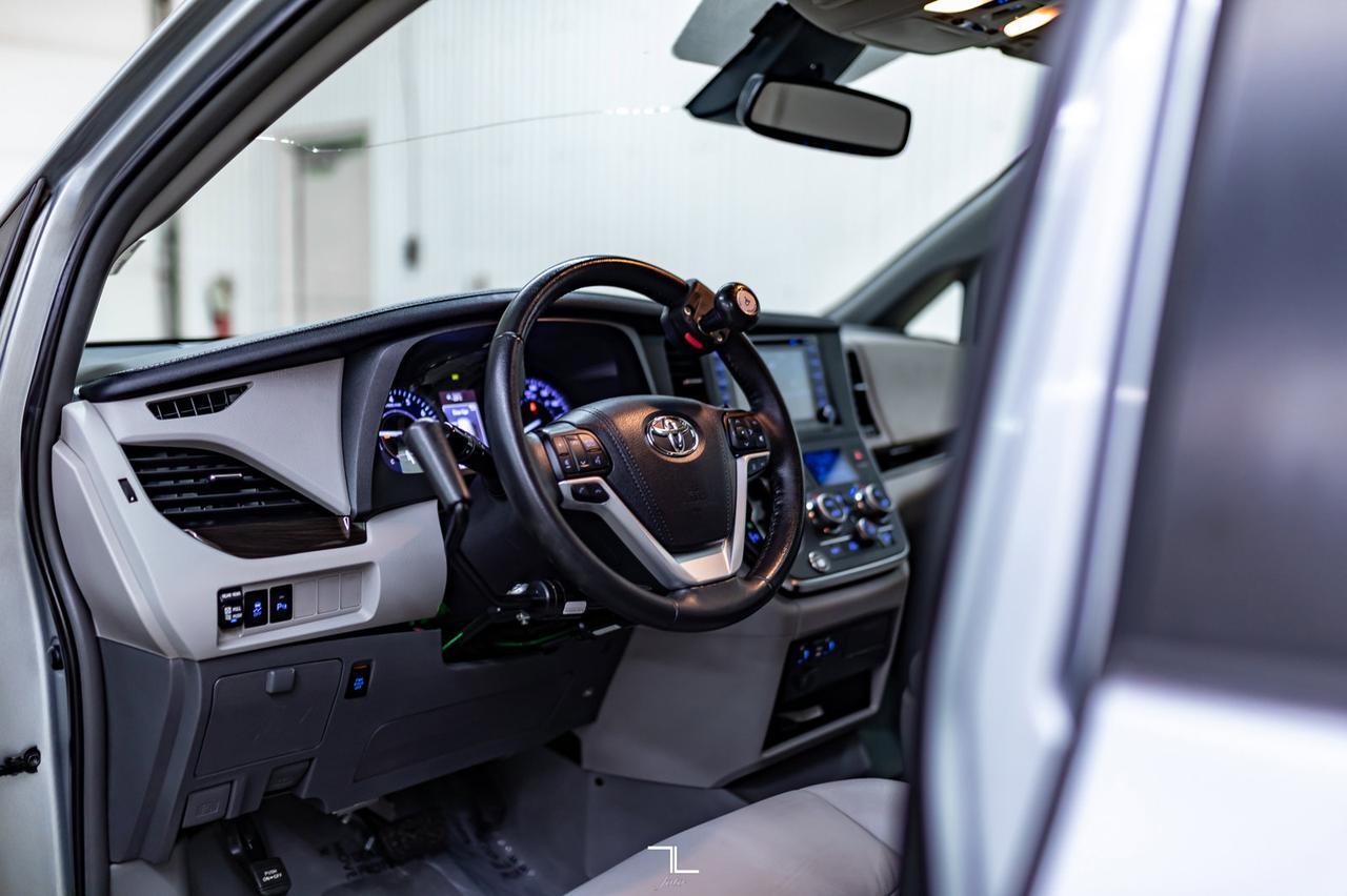 2019 Toyota Sienna XLE Braun Ability Wheelchair Lift Leather Roof Nav Red Deer AB