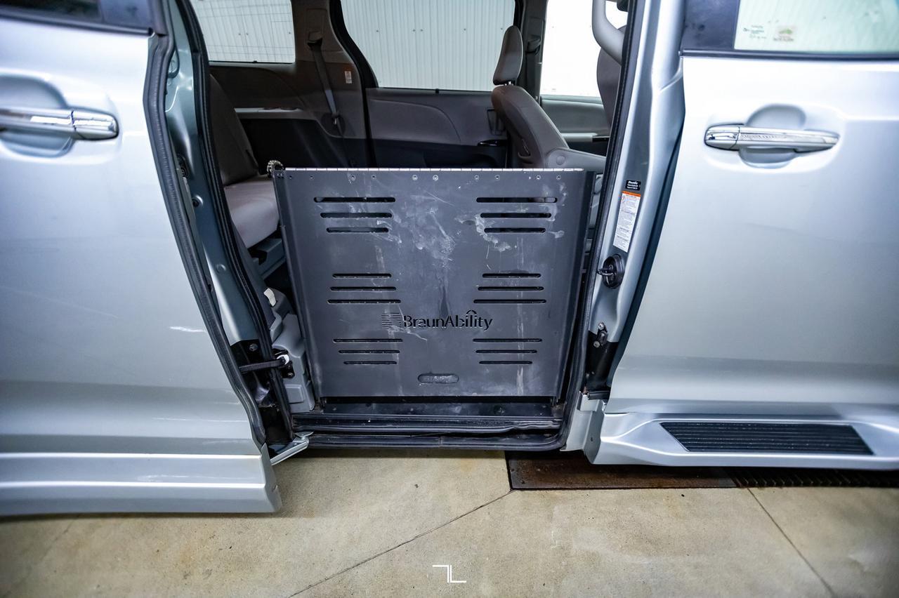 2019 Toyota Sienna XLE Braun Ability Wheelchair Lift Leather Roof Nav Red Deer AB