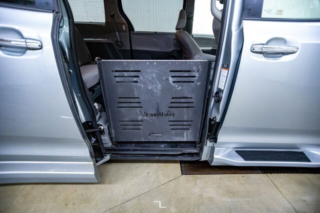 2019 Toyota Sienna XLE Braun Ability Wheelchair Lift Leather Roof Nav Red Deer AB