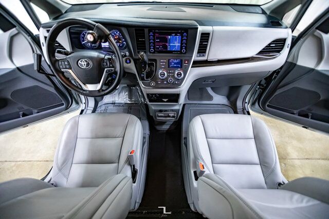 2019 Toyota Sienna XLE Braun Ability Wheelchair Lift Leather Roof Nav Red Deer AB