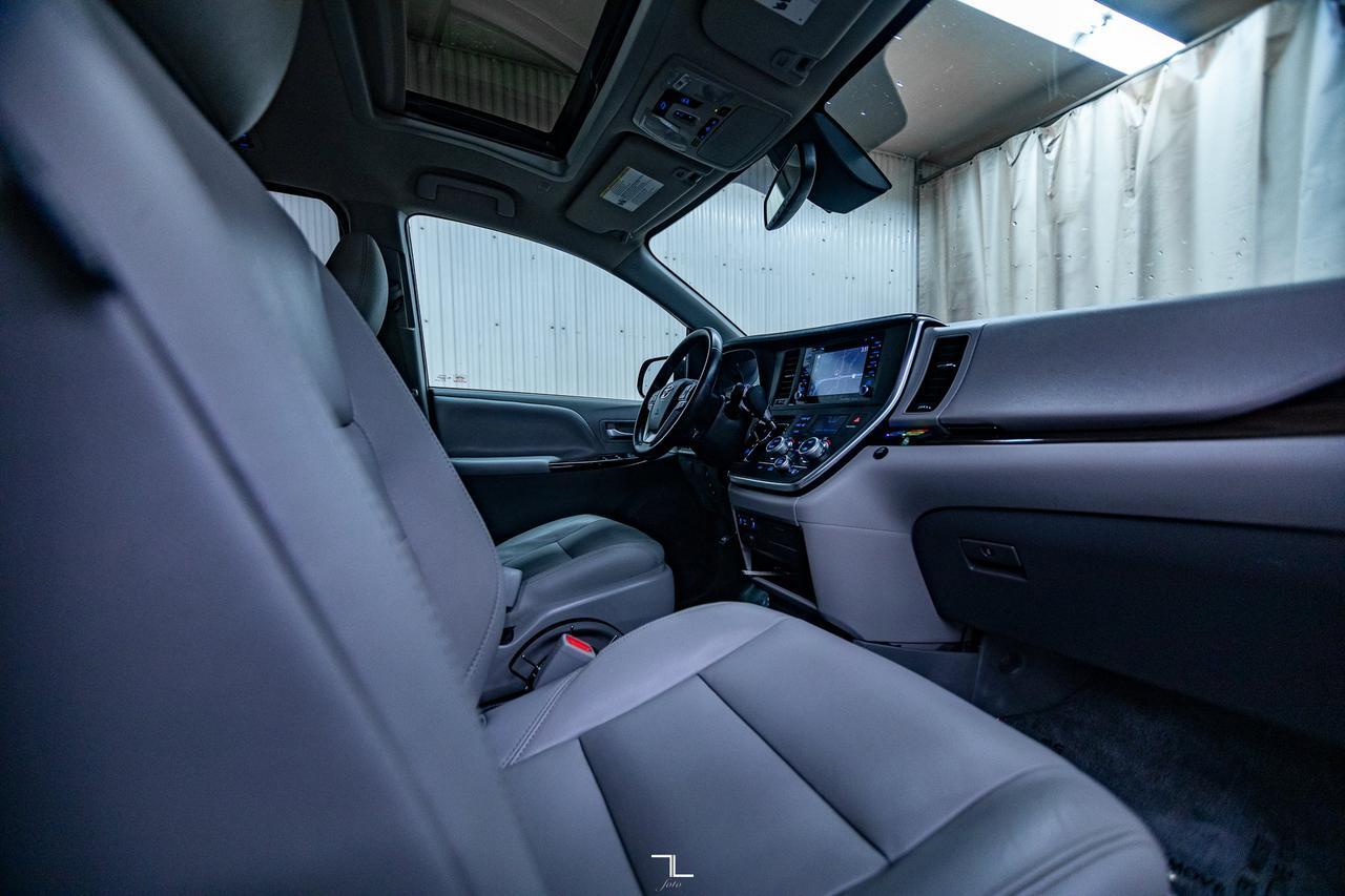 2019 Toyota Sienna XLE Wheelchair Van Leather Roof BCam Red Deer AB