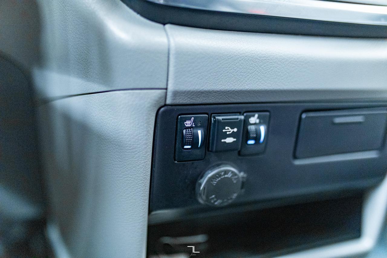 2019 Toyota Sienna XLE Wheelchair Van Leather Roof BCam Red Deer AB