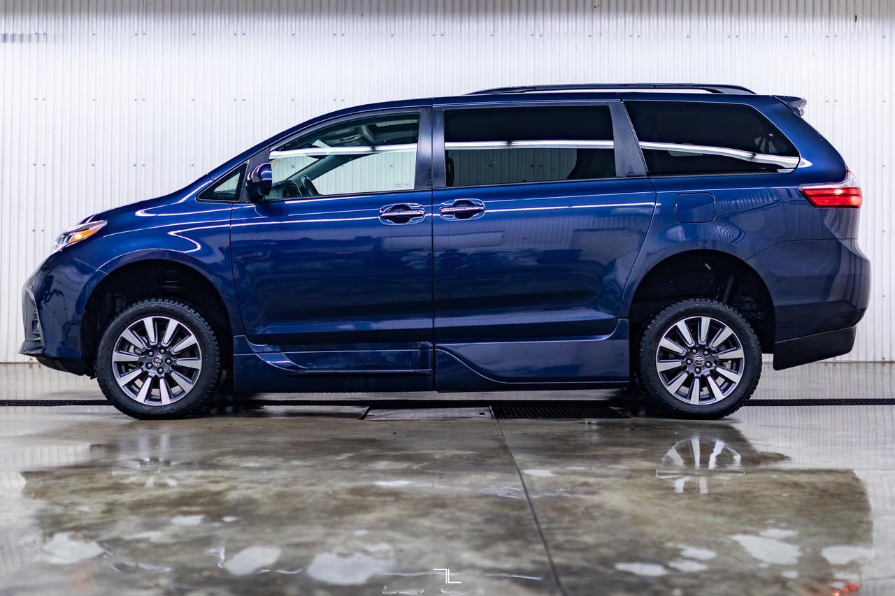2019 Toyota Sienna XLE Wheelchair Van Leather Roof BCam Red Deer AB