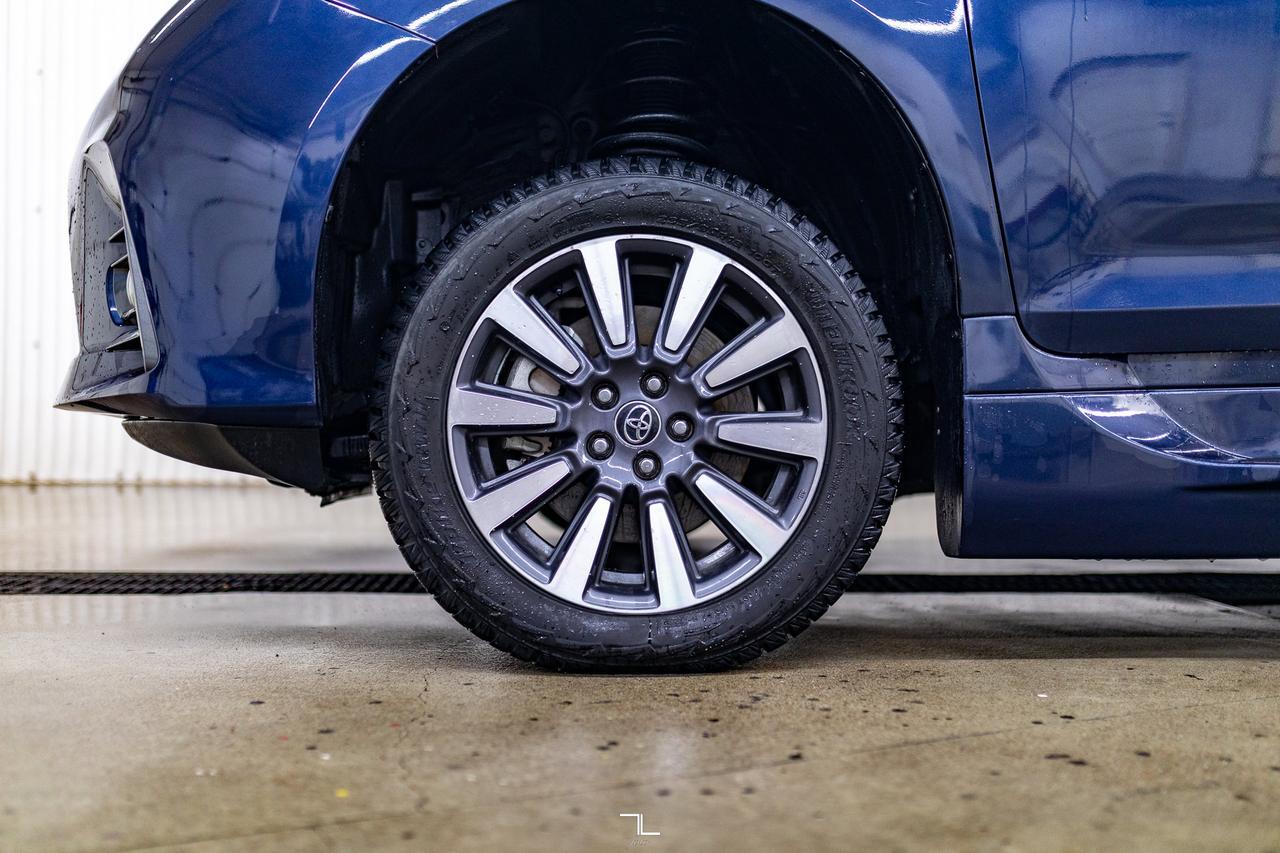 2019 Toyota Sienna XLE Wheelchair Van Leather Roof BCam Red Deer AB