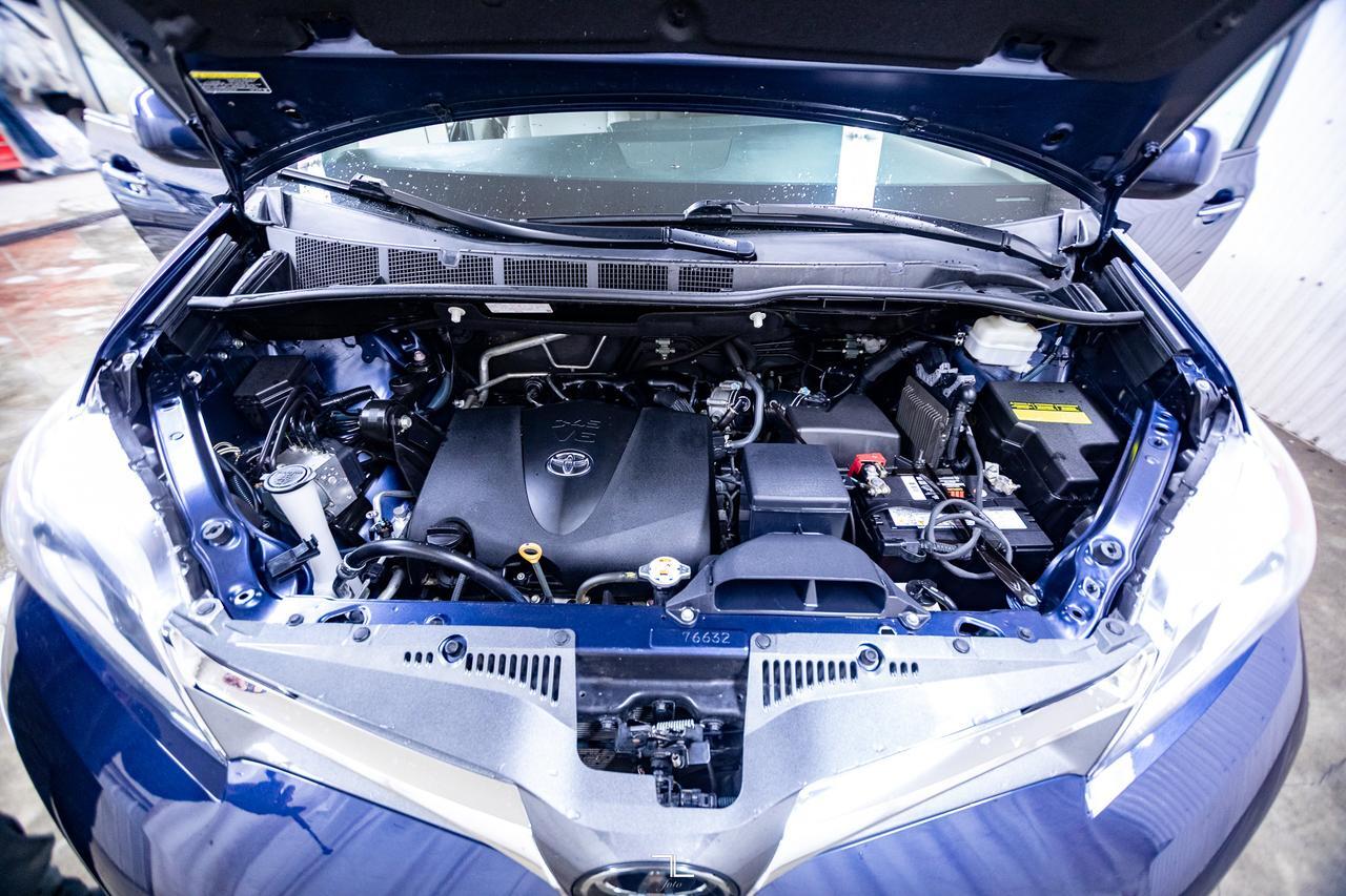 2019 Toyota Sienna XLE Wheelchair Van Leather Roof BCam Red Deer AB