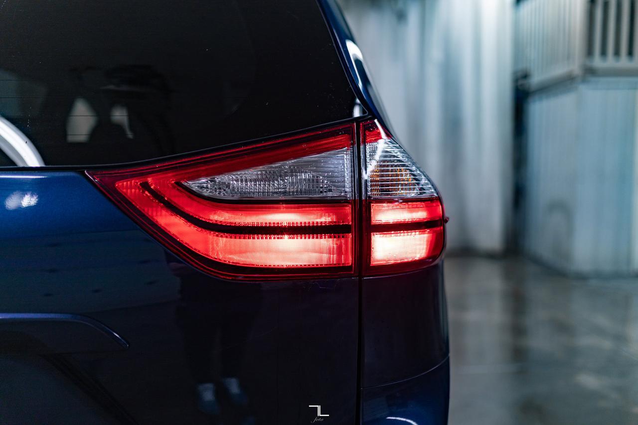 2019 Toyota Sienna XLE Wheelchair Van Leather Roof BCam Red Deer AB