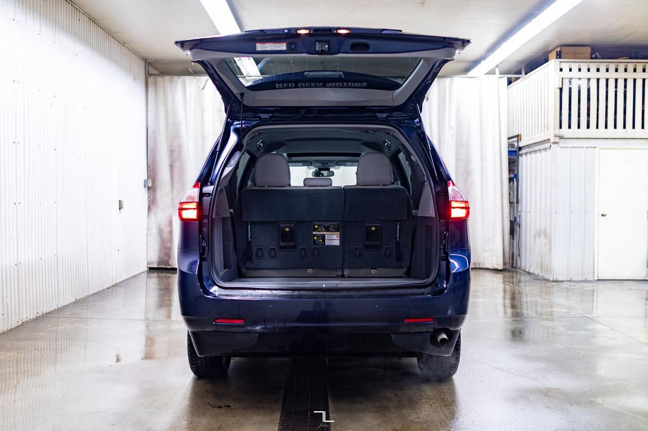 2019 Toyota Sienna XLE Wheelchair Van Leather Roof BCam Red Deer AB