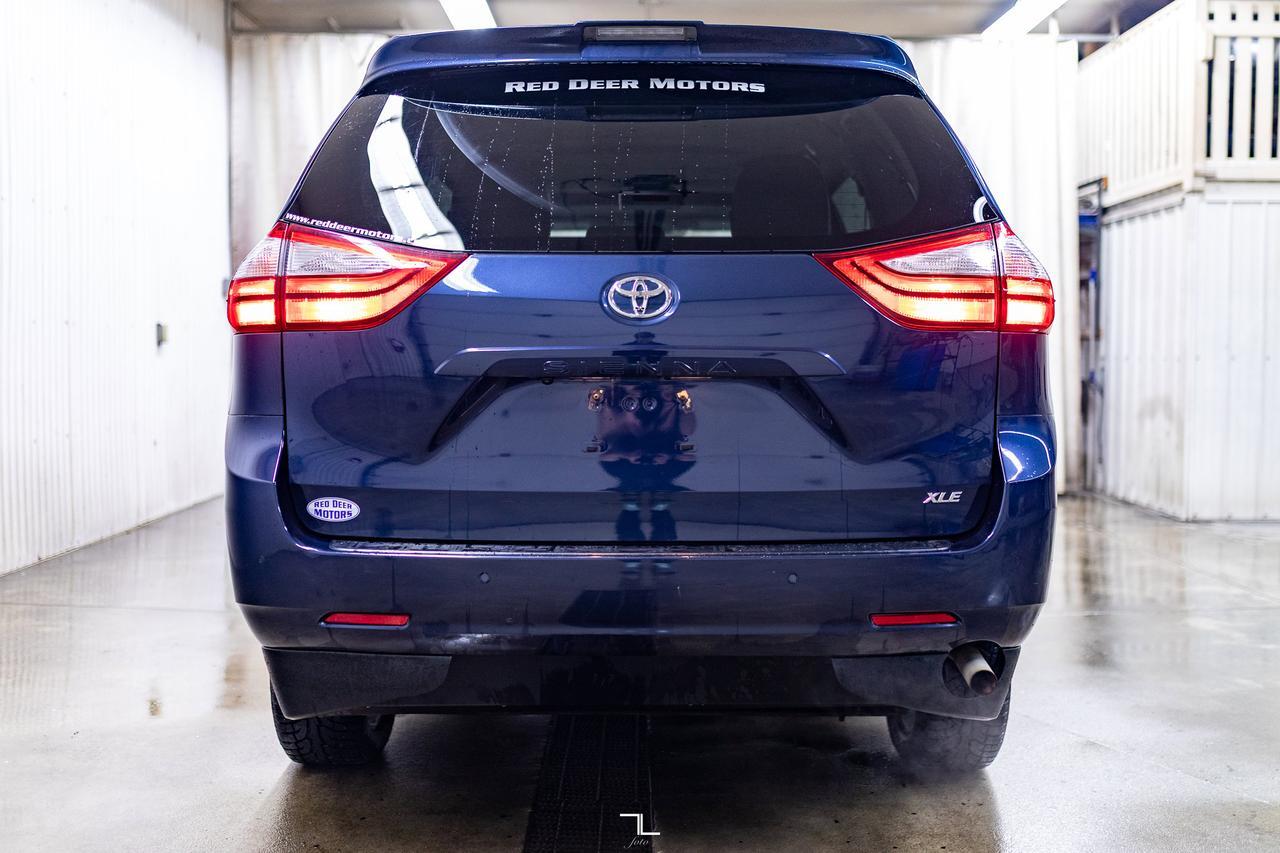 2019 Toyota Sienna XLE Wheelchair Van Leather Roof BCam Red Deer AB