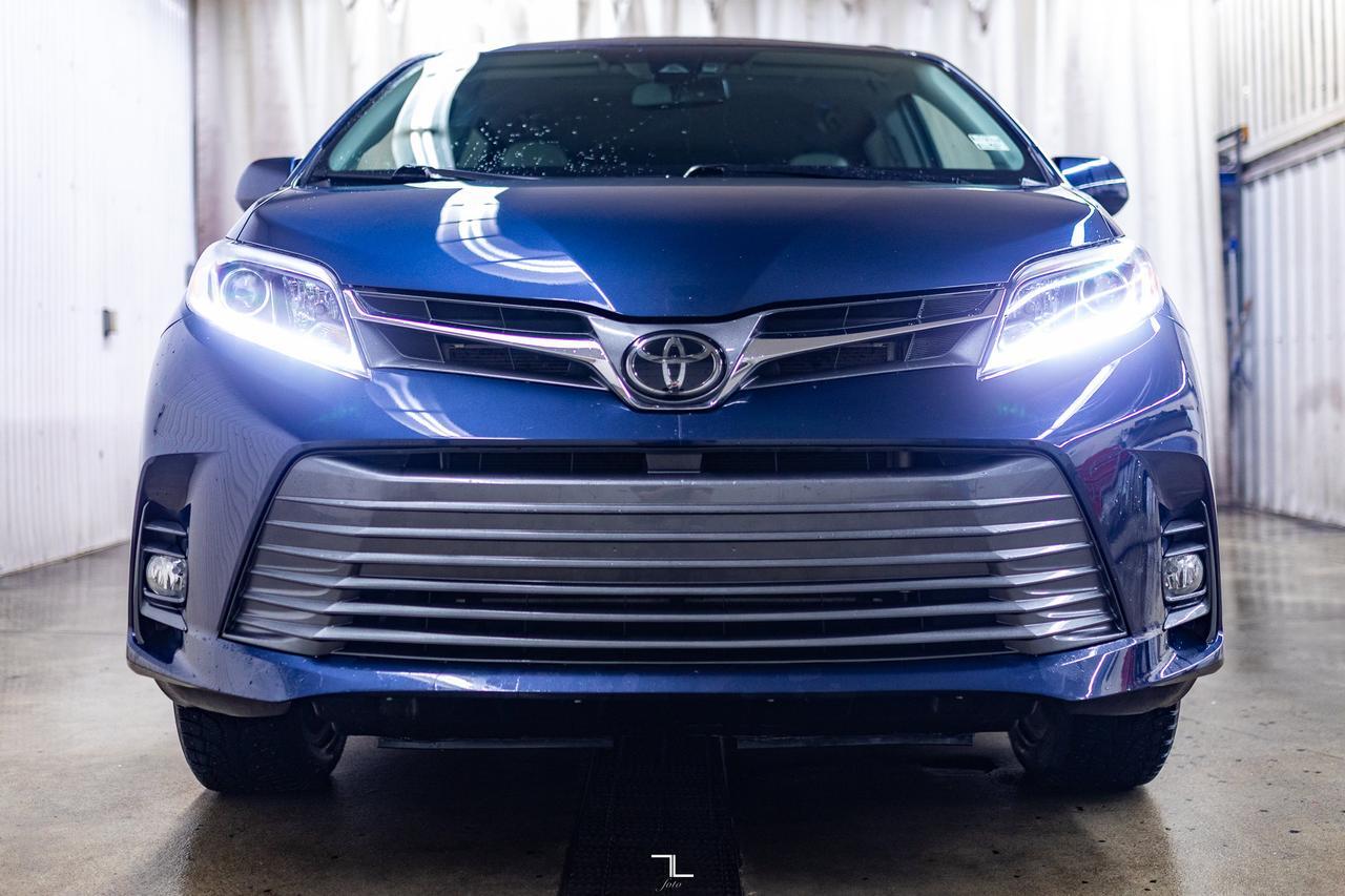 2019 Toyota Sienna XLE Wheelchair Van Leather Roof BCam Red Deer AB