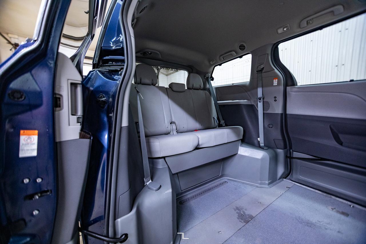 2019 Toyota Sienna XLE Wheelchair Van Leather Roof BCam Red Deer AB