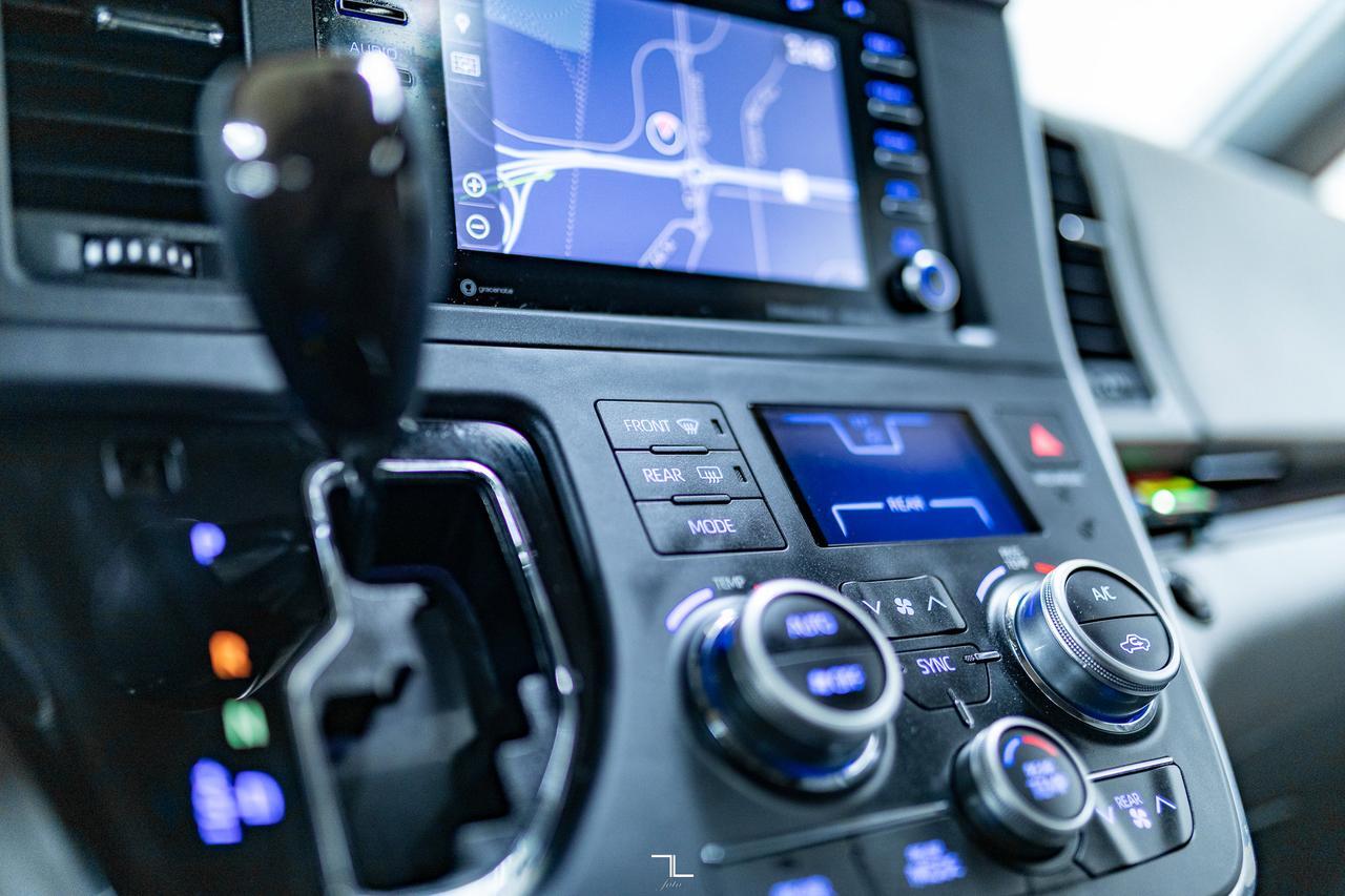 2019 Toyota Sienna XLE Wheelchair Van Leather Roof BCam Red Deer AB