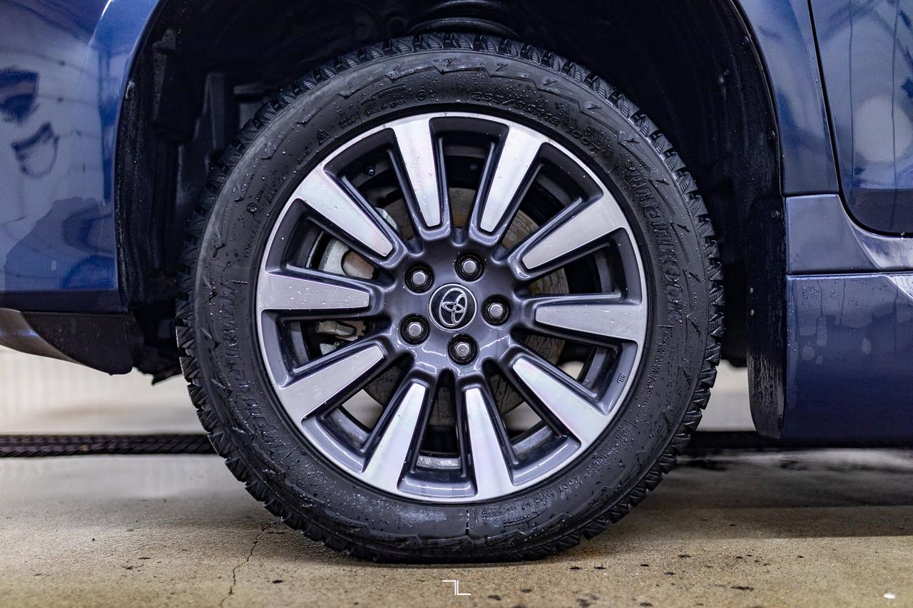 2019 Toyota Sienna XLE Wheelchair Van Leather Roof BCam Red Deer AB