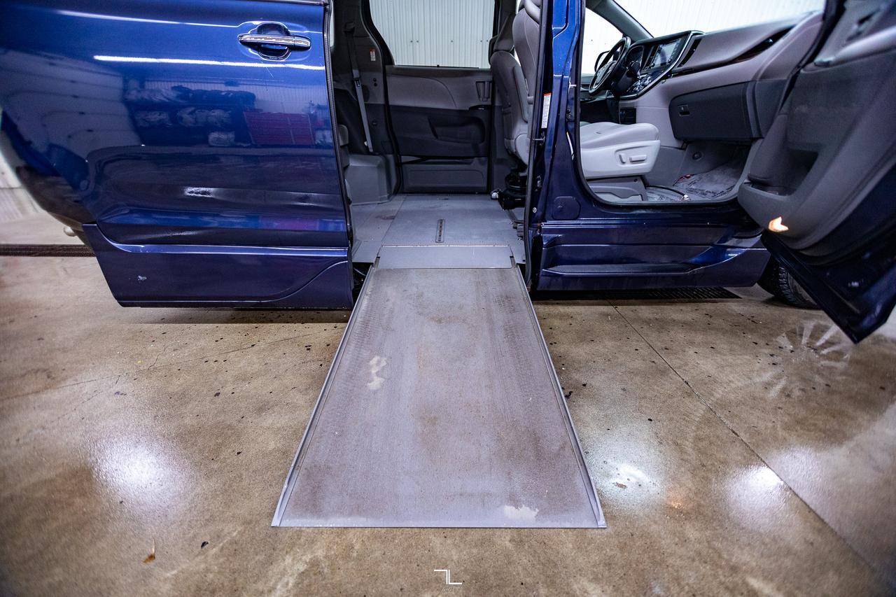 2019 Toyota Sienna XLE Wheelchair Van Leather Roof BCam Red Deer AB