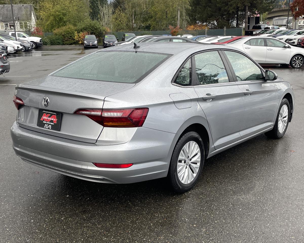 2019 Volkswagen Jetta SE R-Line photo 2