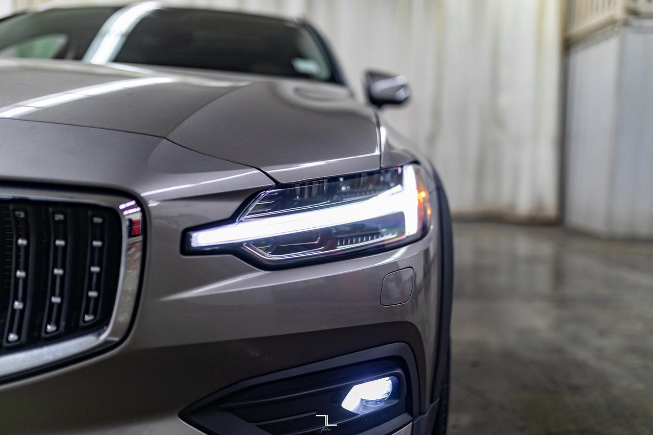 2019 Volvo V60 Cross Country AWD B5 Momentum Leather Roof Nav BCam Red Deer AB