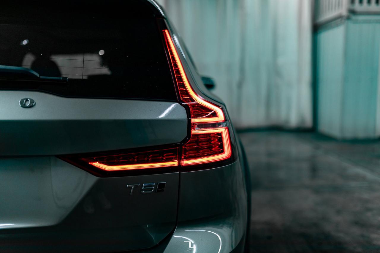 2019 Volvo V60 Cross Country AWD B5 Momentum Leather Roof Nav BCam Red Deer AB