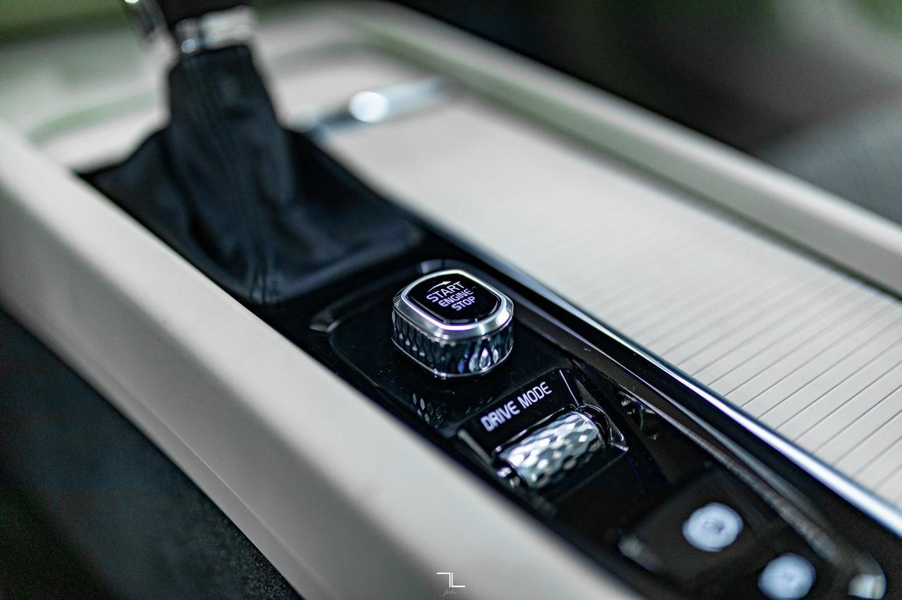 2019 Volvo V60 Cross Country AWD B5 Momentum Leather Roof Nav BCam Red Deer AB