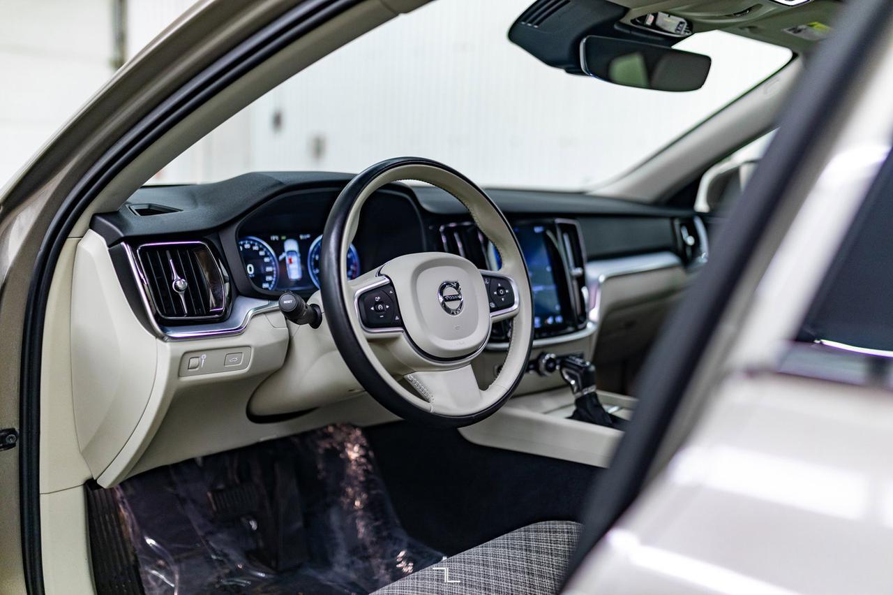 2019 Volvo V60 Cross Country AWD B5 Momentum Leather Roof Nav BCam Red Deer AB