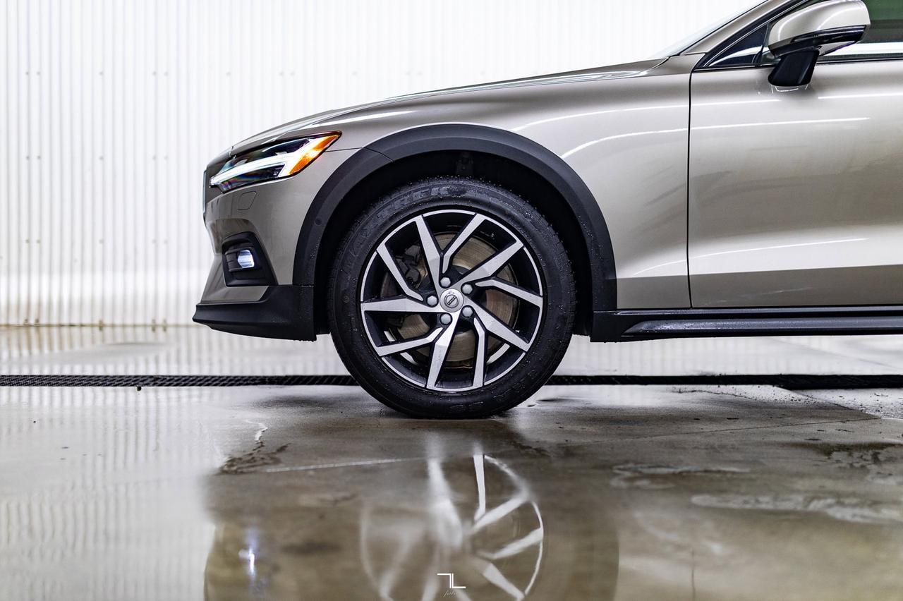 2019 Volvo V60 Cross Country AWD B5 Momentum Leather Roof Nav BCam Red Deer AB