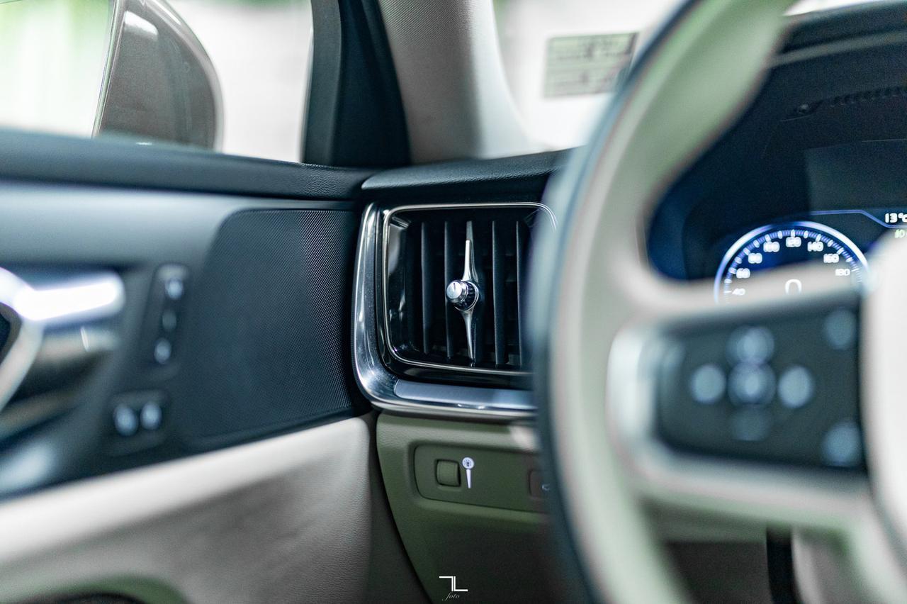 2019 Volvo V60 Cross Country AWD B5 Momentum Leather Roof Nav BCam Red Deer AB