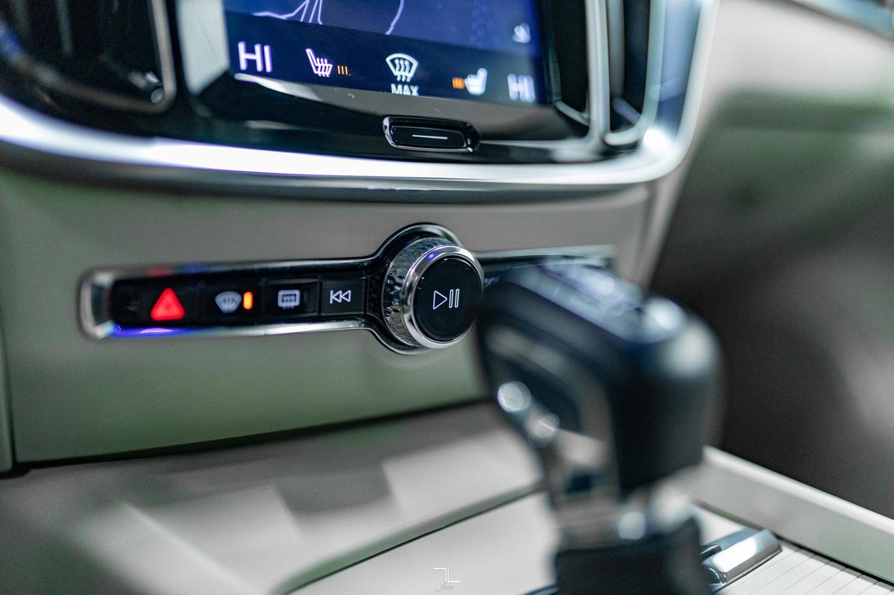 2019 Volvo V60 Cross Country AWD B5 Momentum Leather Roof Nav BCam Red Deer AB