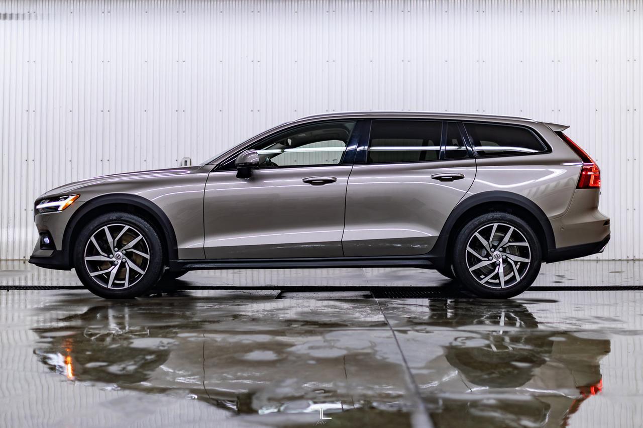 2019 Volvo V60 Cross Country AWD B5 Momentum Leather Roof Nav BCam Red Deer AB