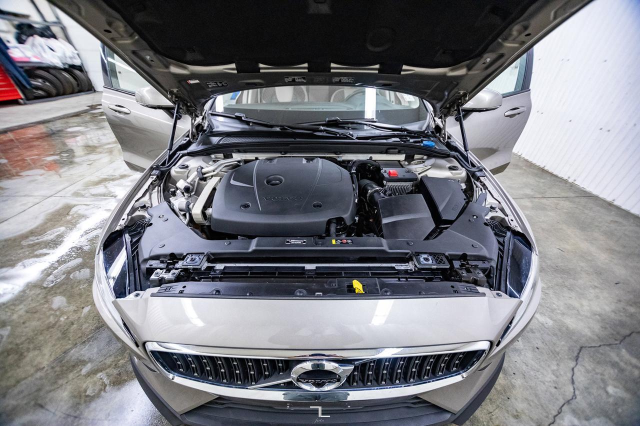 2019 Volvo V60 Cross Country AWD B5 Momentum Leather Roof Nav BCam Red Deer AB