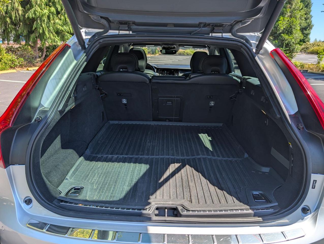 2019 Volvo V90 T6 AWD R-Design | 330hp, Harman Kardon, Pilot Assist, 360 Cam, Head Up Display & Air Suspension Portland OR