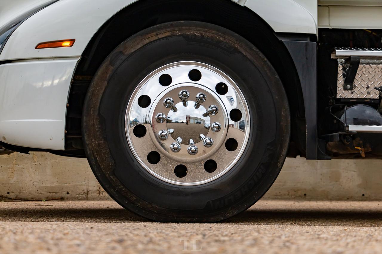 2019 Volvo VNL 64T 740 Tractor Sleeper Red Deer AB