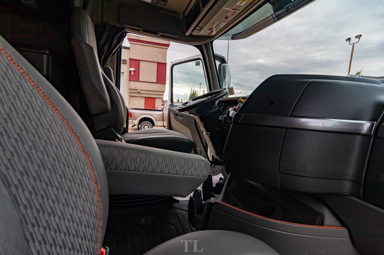 2019 Volvo VNL 64T 740 Tractor Sleeper Red Deer AB