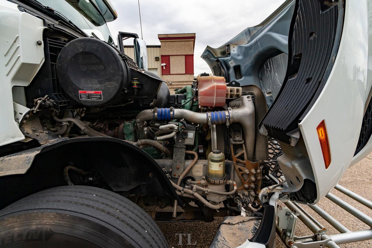 2019 Volvo VNL 64T 740 Tractor Sleeper Red Deer AB