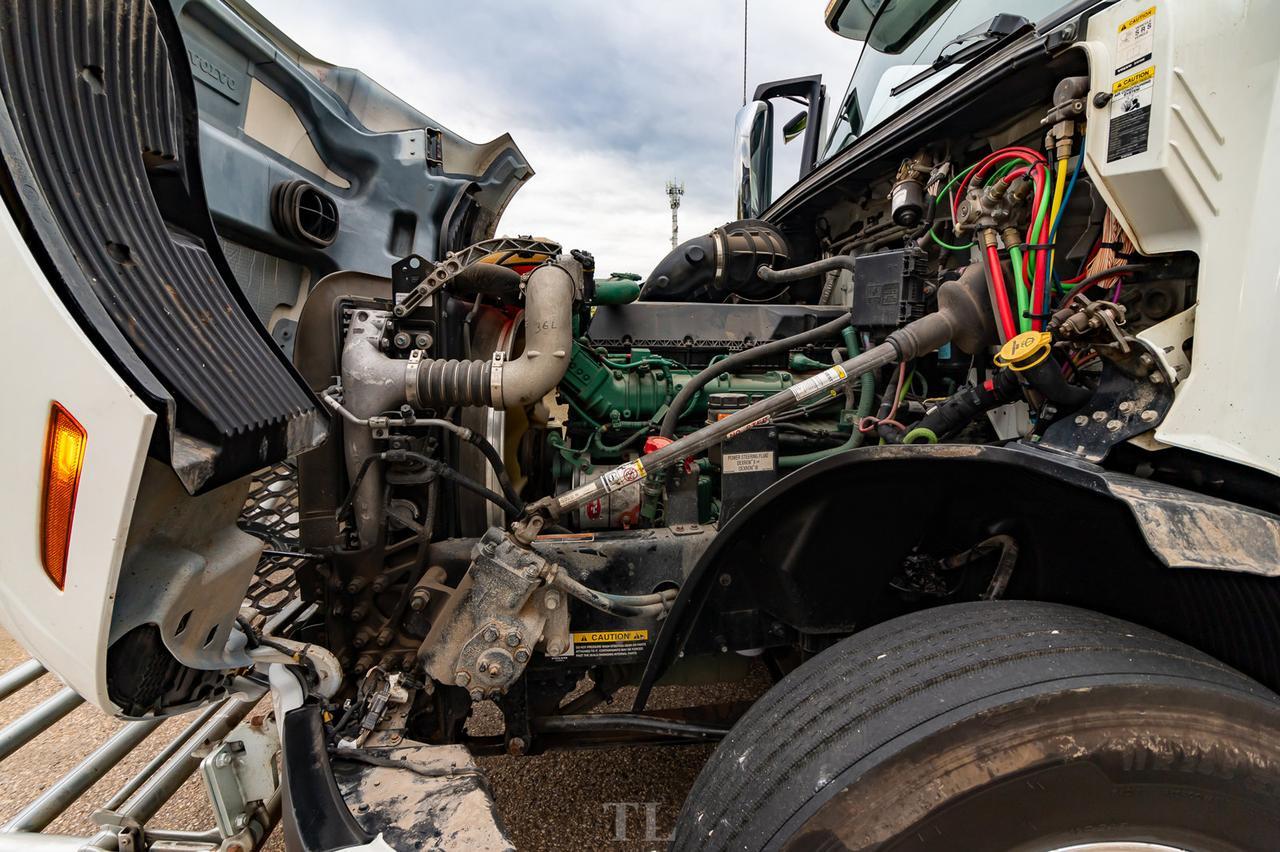 2019 Volvo VNL 64T 740 Tractor Sleeper Red Deer AB