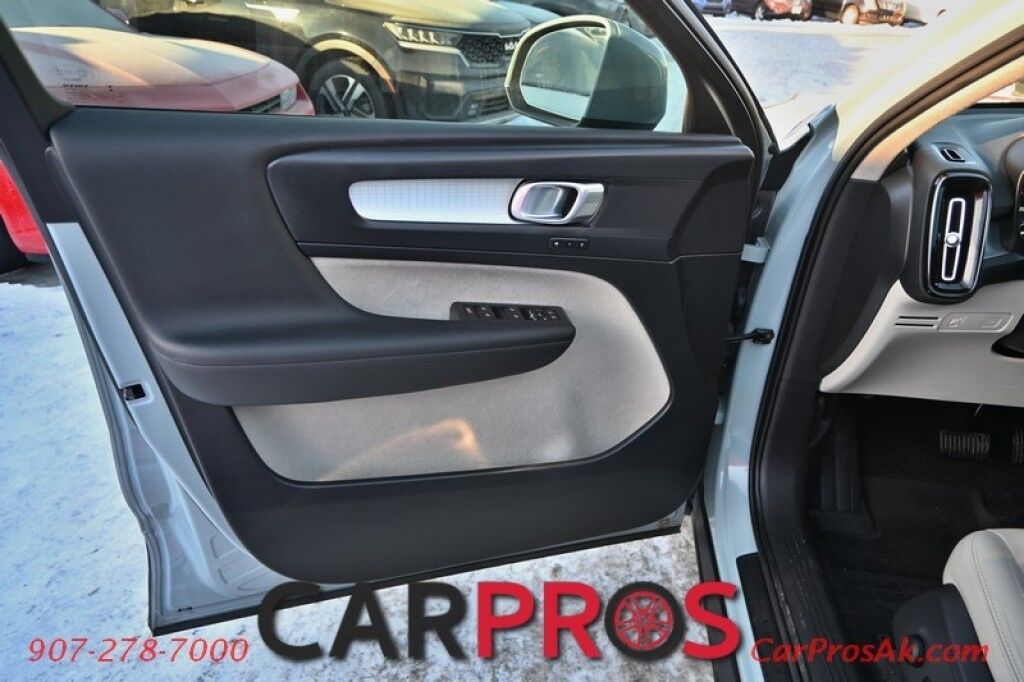 2019 Volvo XC40 Momentum - AWD - Premium & Vision Pkg - Power & Heated Leather Seats - Keyless Entry / Push to Start - Navigation - Bluetooth - Backup Camera - Power Tilt Heated Side Mirrors - Collision Warning System / Blind Spot Alert - 1 Owner Anchorage AK