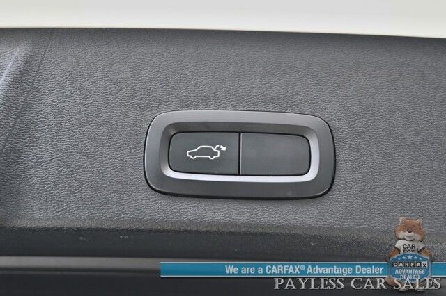 2019 Volvo XC40 Momentum / AWD / Vision Pkg / Power & Heated Leather Seats / Heated Steering Wheel / Lane Departure & Blind Spot Alert / Apple CarPlay & Android Auto / Back Up Camera / Front & Rear Park Assist / 31 MPG Anchorage AK