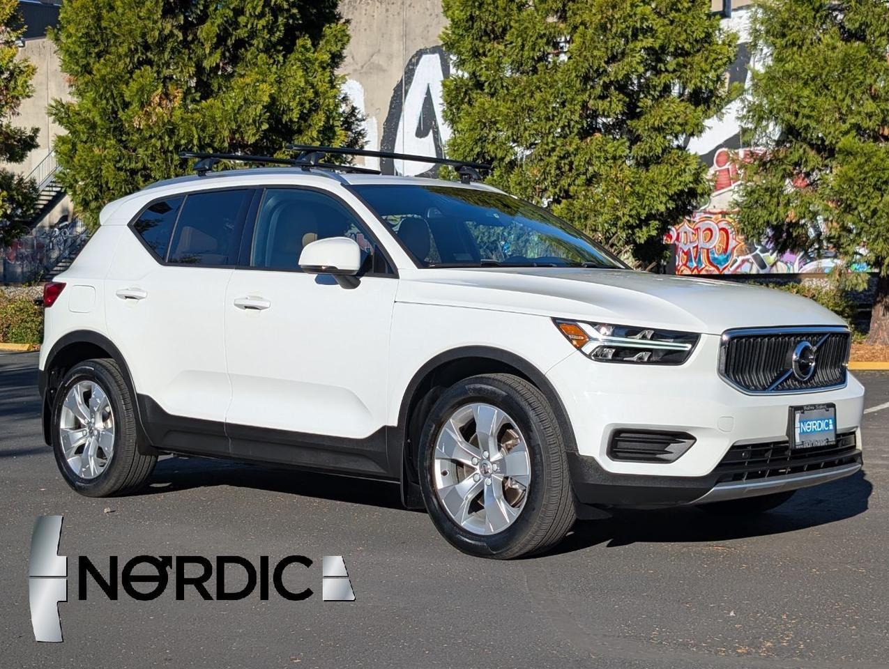 2019 Volvo XC40 T5 AWD Momentum | High Performance Audio, Panoramic Roof, Apple Carplay/Andriod Auto & Amber Leather