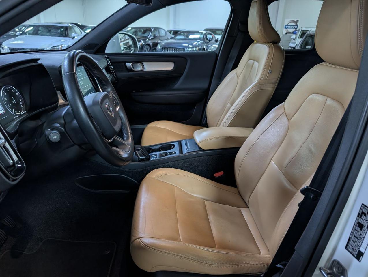 2019 Volvo XC40 T5 AWD Momentum | High Performance Audio, Panoramic Roof, Apple Carplay/Andriod Auto & Amber Leather Portland OR